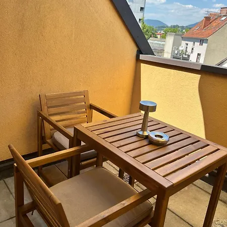 Mit Balkon